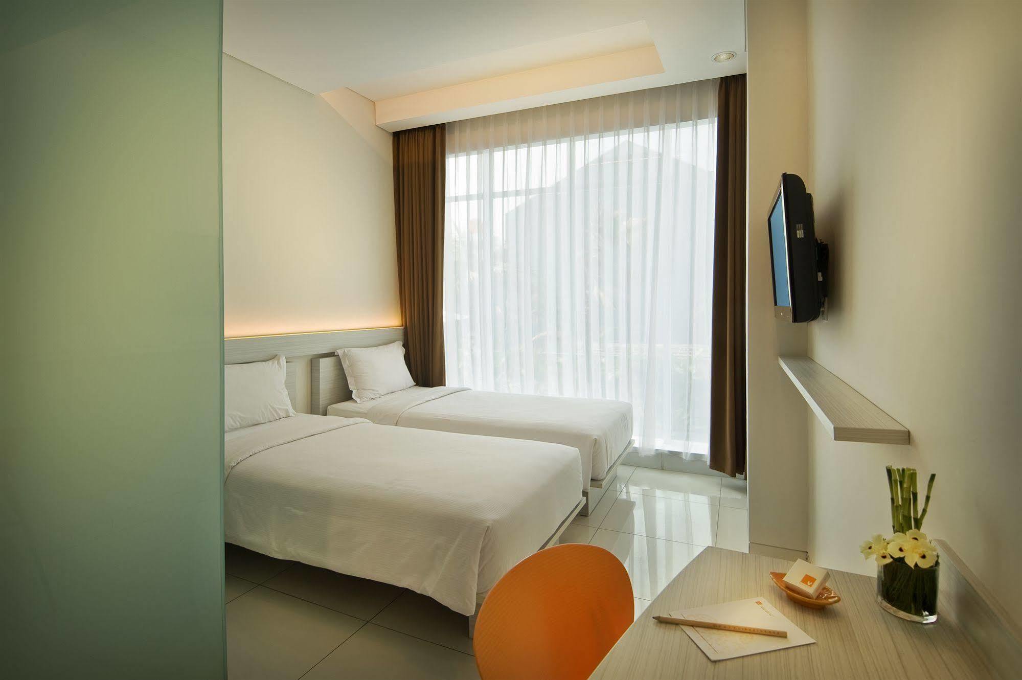 V Hotel & Residence Bandung Bagian luar foto